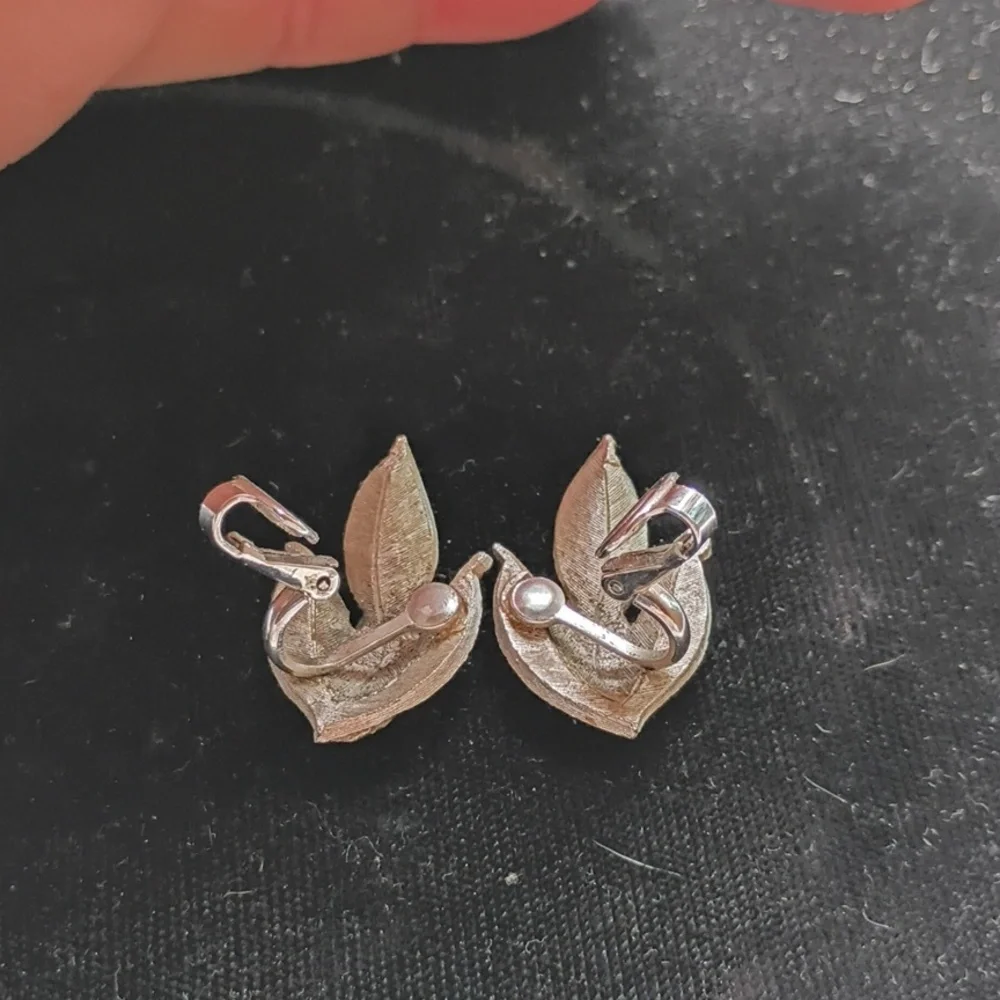 Trifrai Silver Tone Four Leaves Clip On Earrings
